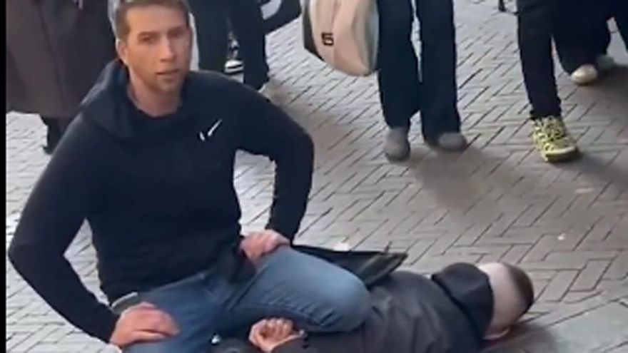 El vídeo del terrorista detenido en Ámsterdam por un transeunte tras apuñalar a cinco ciudadanos