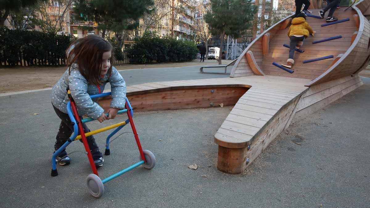 Emma Joana jugando en el parque de L'Oreneta, en Barcelona, en una imagen de archivo.