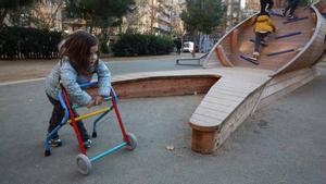 Una nena de 6 anys encapçala la lluita per l’accessibilitat amb una carrera adaptada al Gòtic