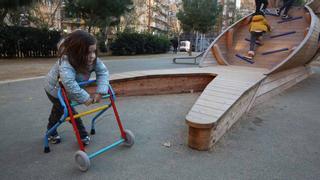 Una niña de 6 años abandera la lucha por la accesibilidad con una carrera adaptada en el Gòtic