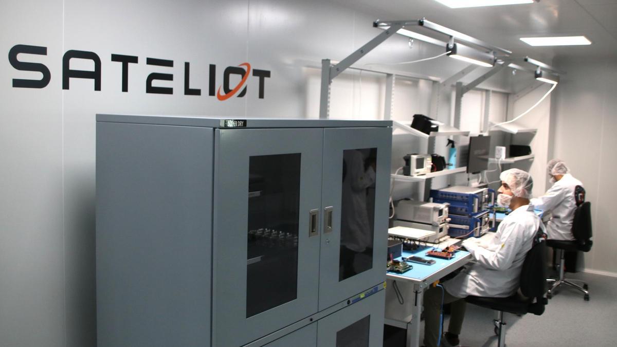 La sala blanca on es treballa en el disseny de la nova generació de satèl·lits 5G de Satèliot, a la seva seu a Barcelona