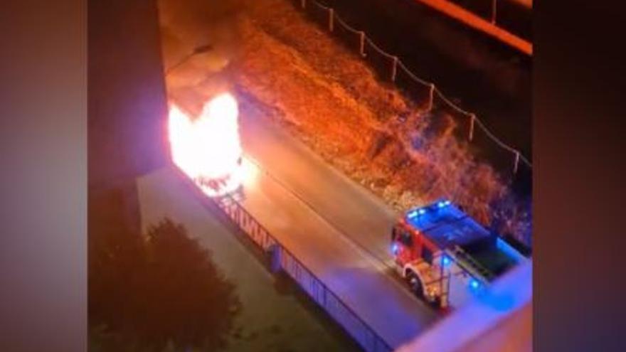 El fuego calcina dos vehículos en Castellón