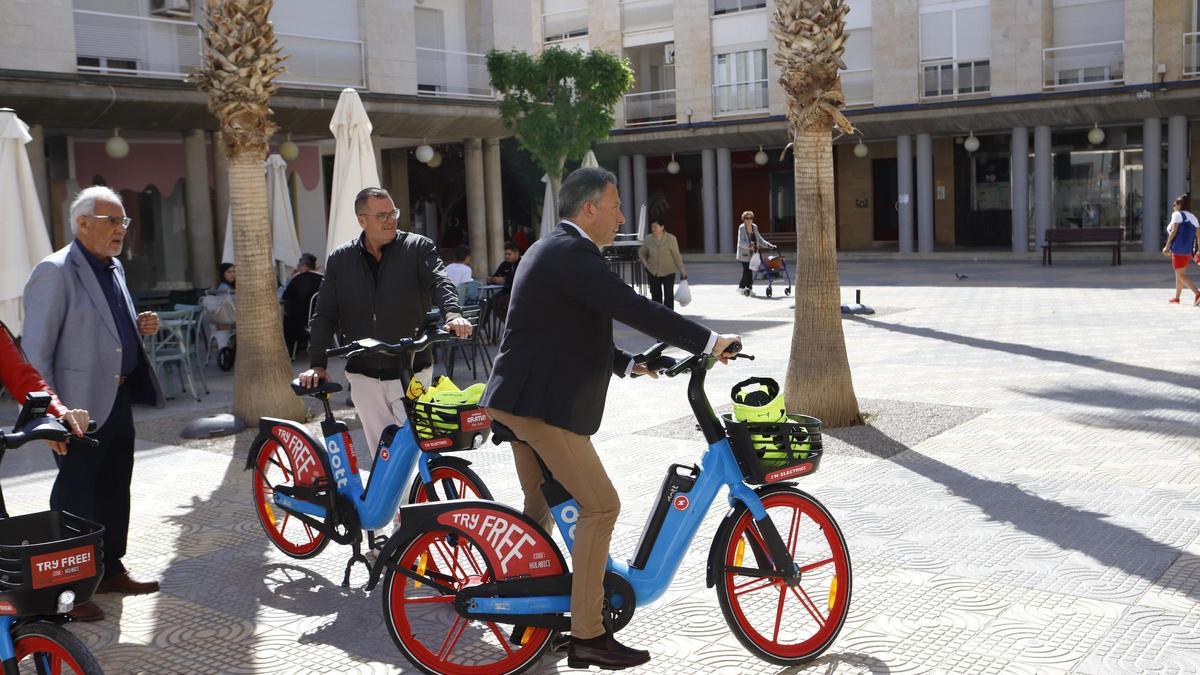Alcalde y concejales probaban las bicicletas tras la presentación.