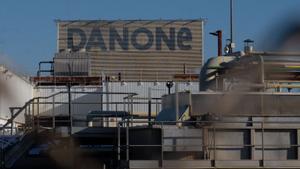 Façana de la fàbrica que Danone té a Parets del Vallès, ahir. | DAVID ZORRAKINO / EUROPA PRESS