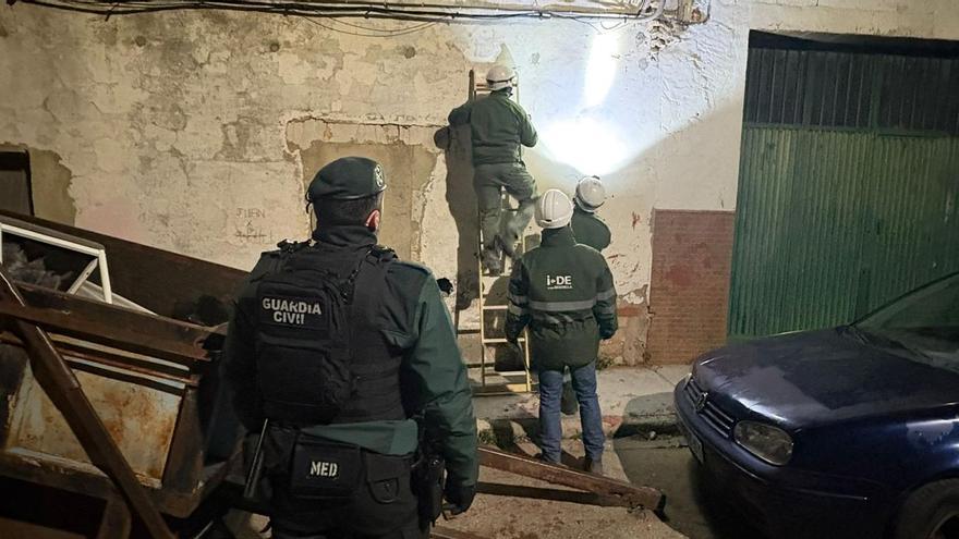 Operarios de la compañía eléctrica, asistidos por la Guardia Civil, en una actuación reciente contra los enganches ilegales.