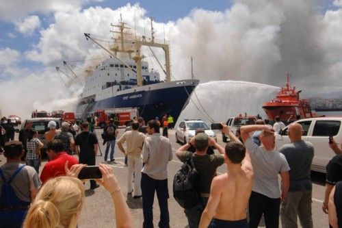 Incendio en el pesquero ruso Oleg Naydenov, atracado en el dique Reina Sof?a