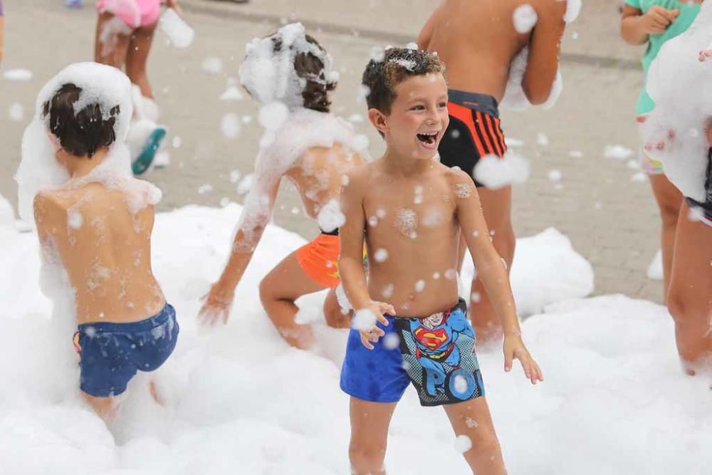 Bañadores, gafas de piscina y chanclas fueron las armas que utilizaron los niños para jugar con las burbujas