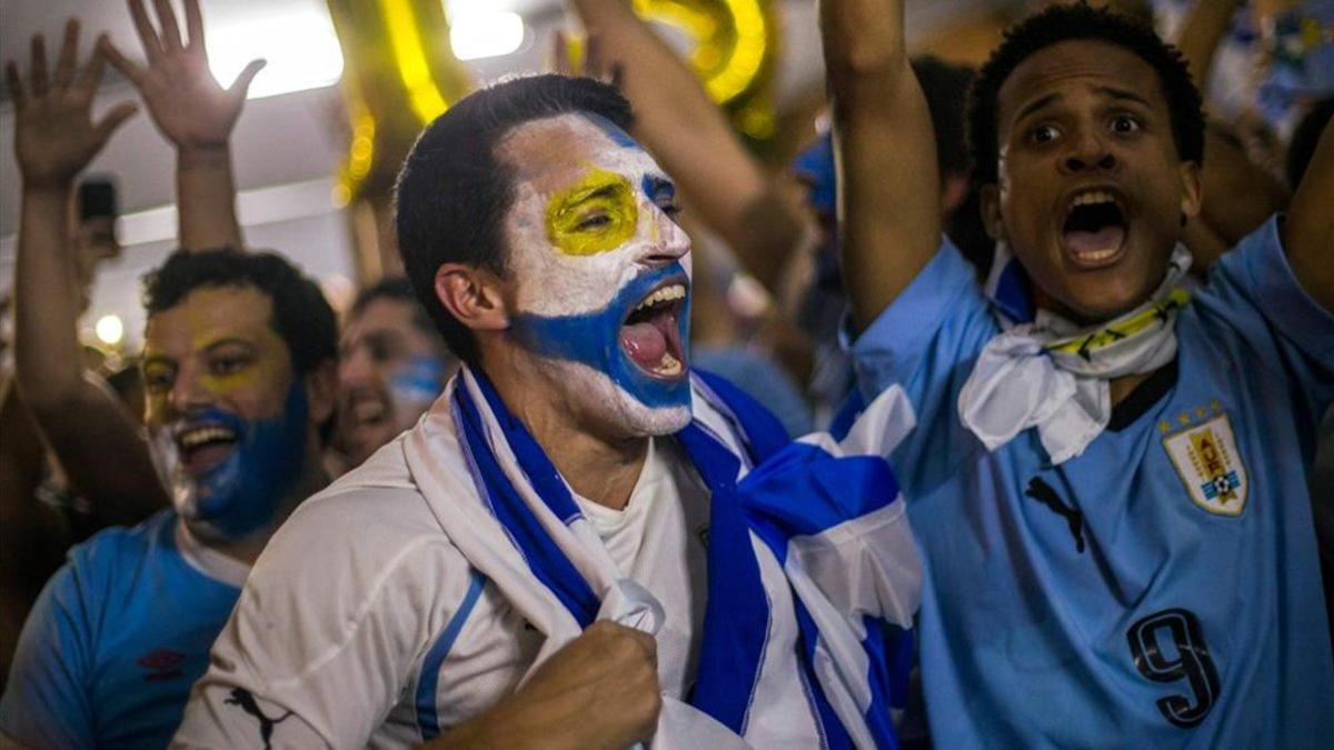 Aficionados de Uruguay celebrando un gol del conjunto Celeste