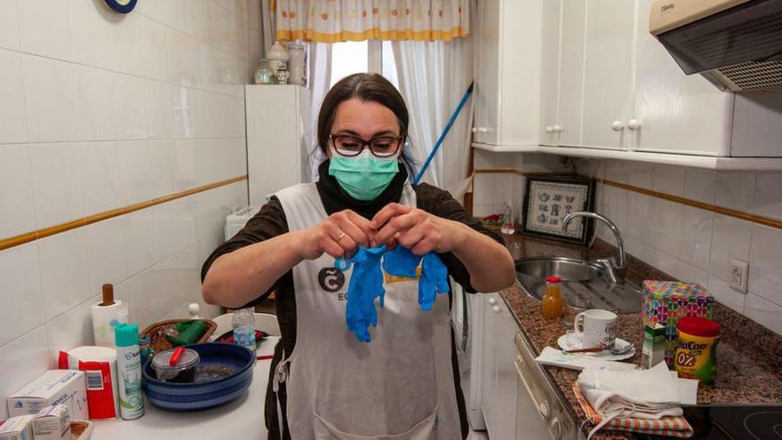 Una empleada del servicio de ayuda a domicilio. |  Casteleiro