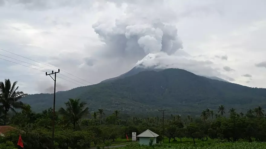 El volcán Lewotobi Laki-Laki de Indonesia registra su mayor erupción desde 2023
