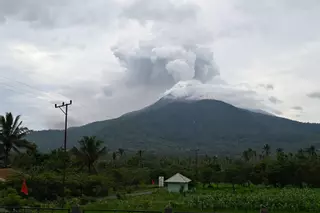El volcán Lewotobi Laki-Laki de Indonesia registra su mayor erupción desde 2023