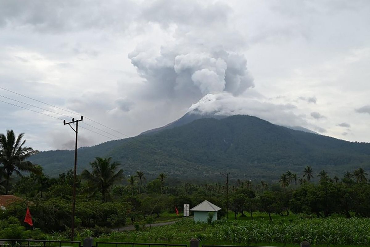 El volcán Lewotobi Laki-Laki de Indonesia registra su mayor erupción desde 2023