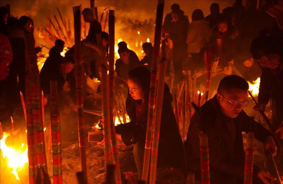 Pregarias por la buena fortuna en un templo en Chongqing, en China.