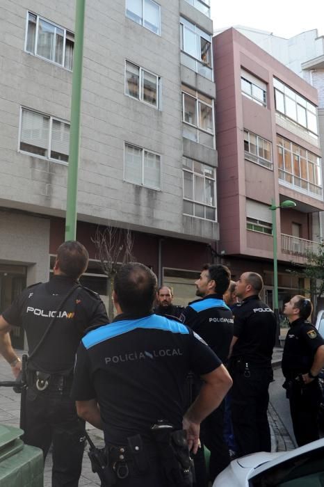 Un delincuente huye de la policía saltando por los tejados en Vilagarcía - Lanzó varias tejas desde edificios de la calle Fariña Ferreño al paseo del río O Con y se atrincheró en un piso