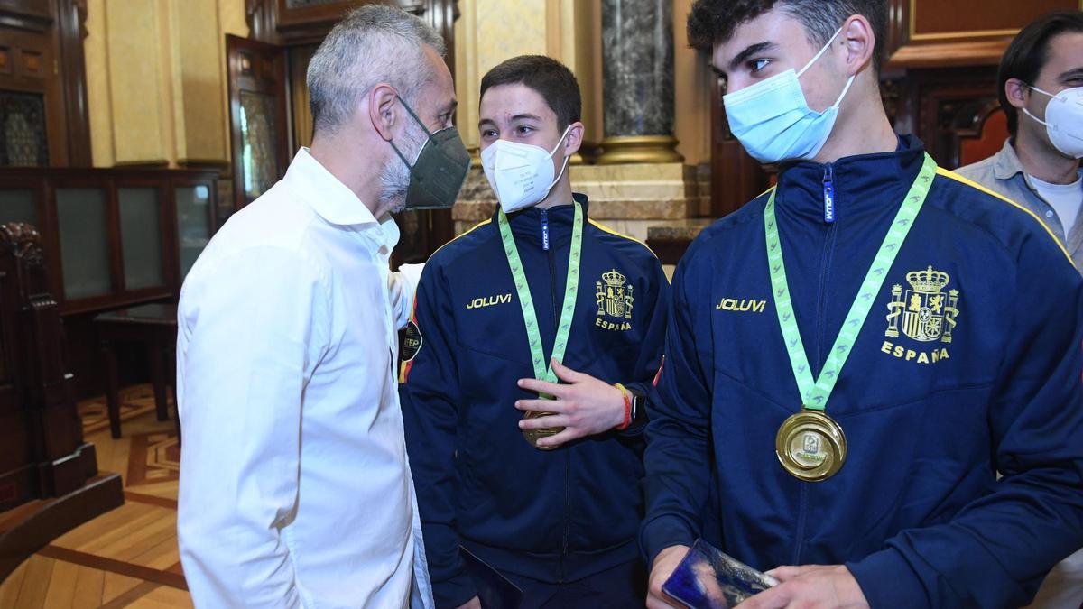 Juan Copa, Jacobo Copa y Bruno Saavedra en un acto en el Concello.