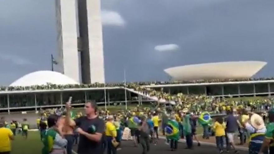 Una turba de simpatizantes de Bolsonaro asalta el Congreso Nacional de Brasil