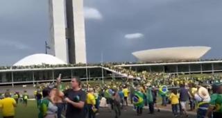 Una turba de simpatizantes de Bolsonaro asalta el Congreso Nacional de Brasil