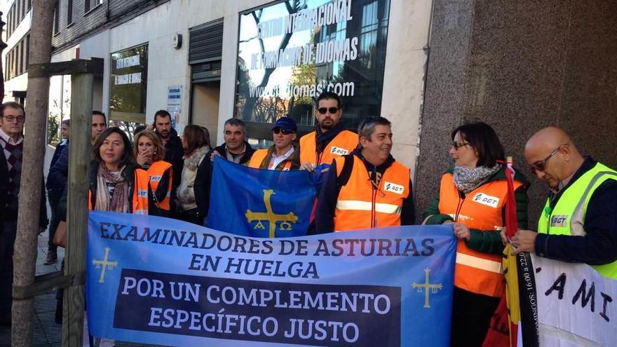 Una de las protestas de los examinadores ante la Jefatura de Tráfico de Oviedo.