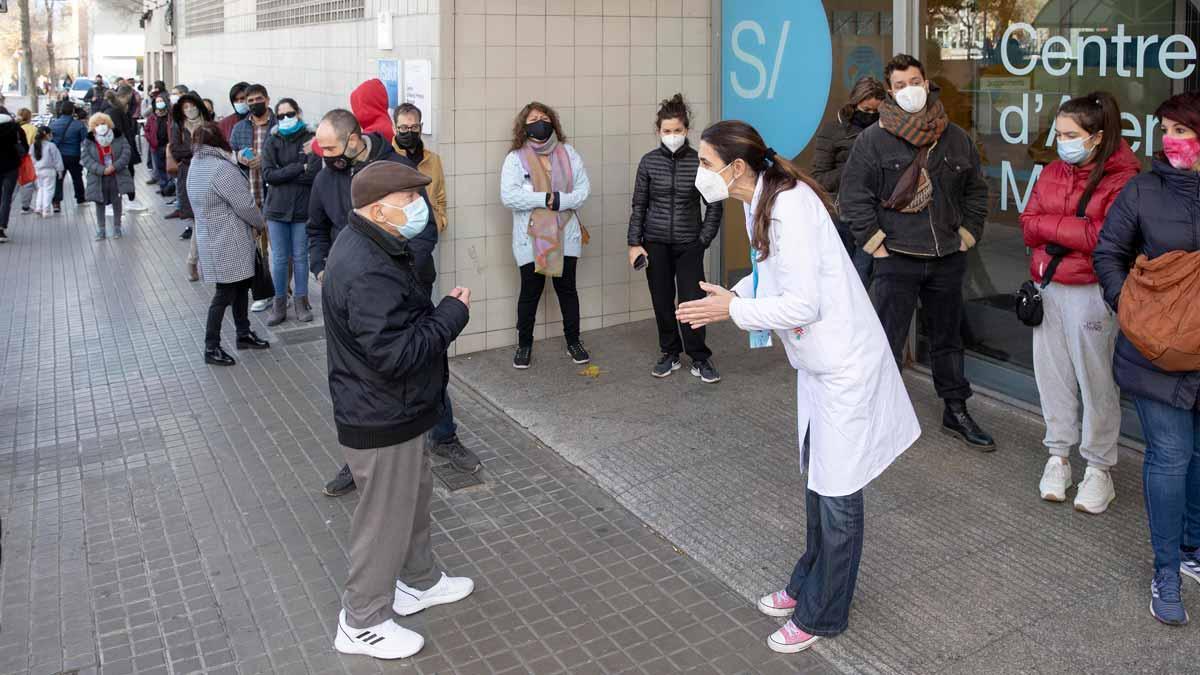 Cola en el CAP Maragall para hacerse test de antígenos, el 27 de diciembre del 2021