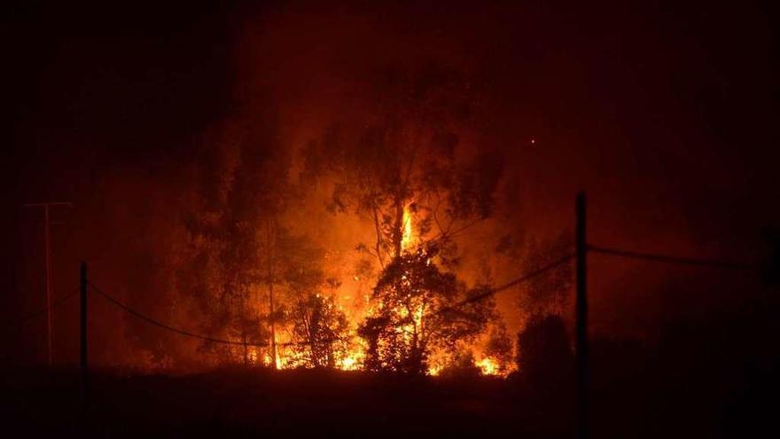 Uno de los incendios registrados durante el fin de semana en Arousa. // Noé Parga