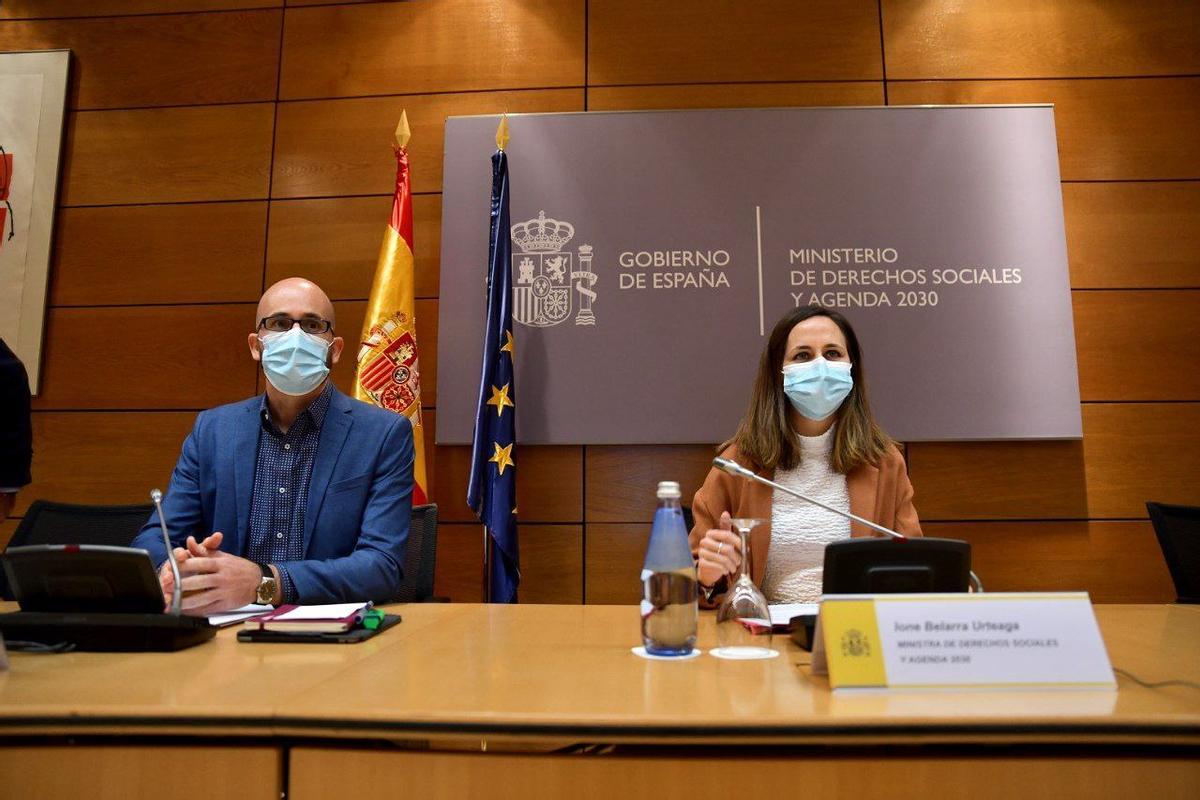 La ministra de Derechos Sociales, Ione Belarra, y el secretario de Estado, Nacho Álvarez, durante la Conferencia Sectorial