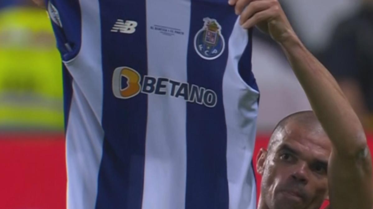 Pepe se va expulsado y provoca a la afición del Benfica