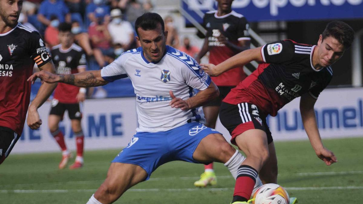 Elady Zorrilla y Sergio Carreira, en el Tenerife-Mirandés de la temporada pasada. | | CARSTEN W. LAURITSEN