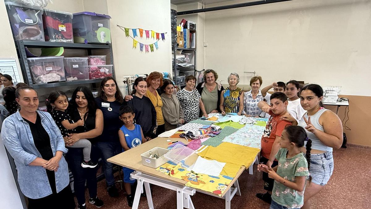 niños y mayores participan en varios talleres