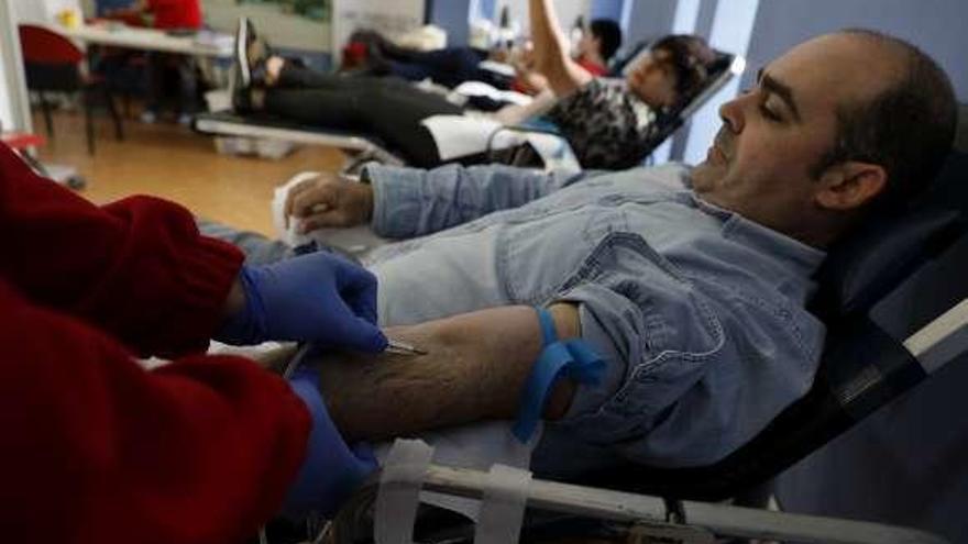 José Luis Ores, Gracia Rivas y Patricia Suárez, ayer, en Las Vegas, en un momento del maratón para donar sangre.