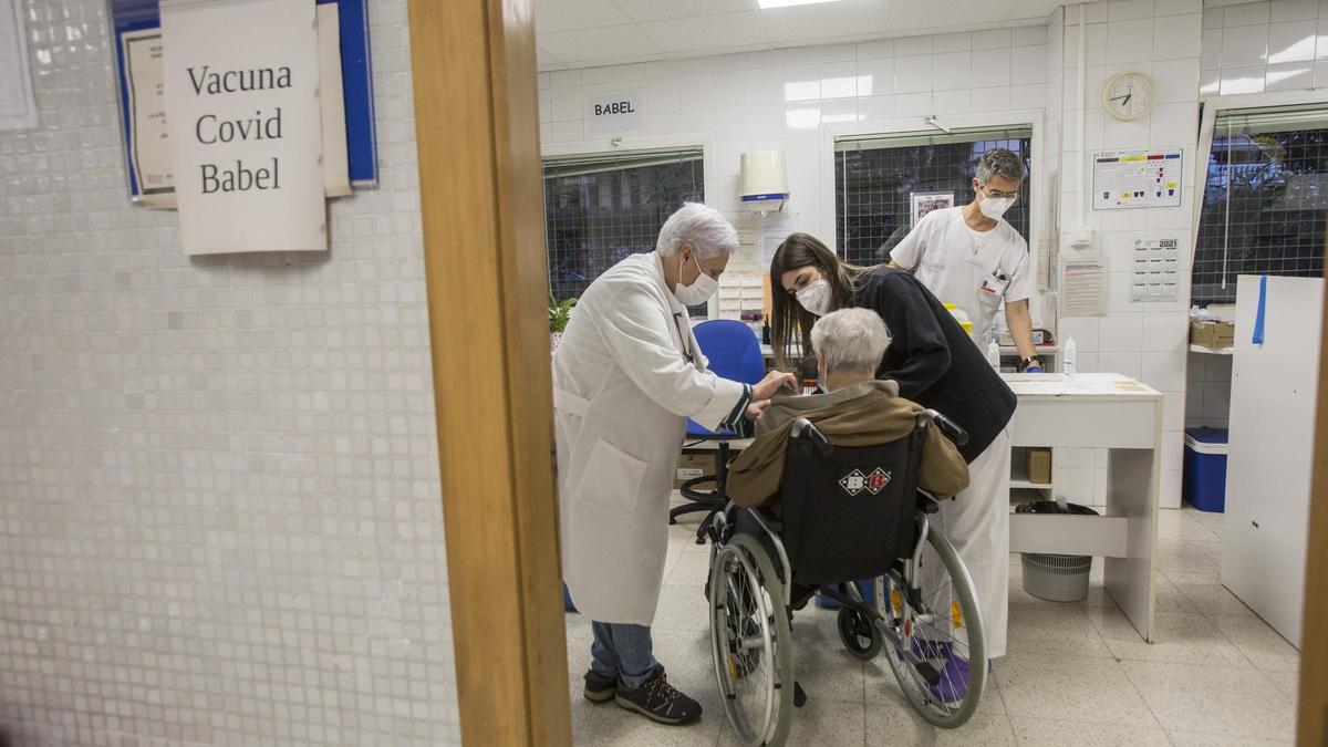 Vacunación de una persona mayor de 90 años en la ciudad de Alicante esta semana.