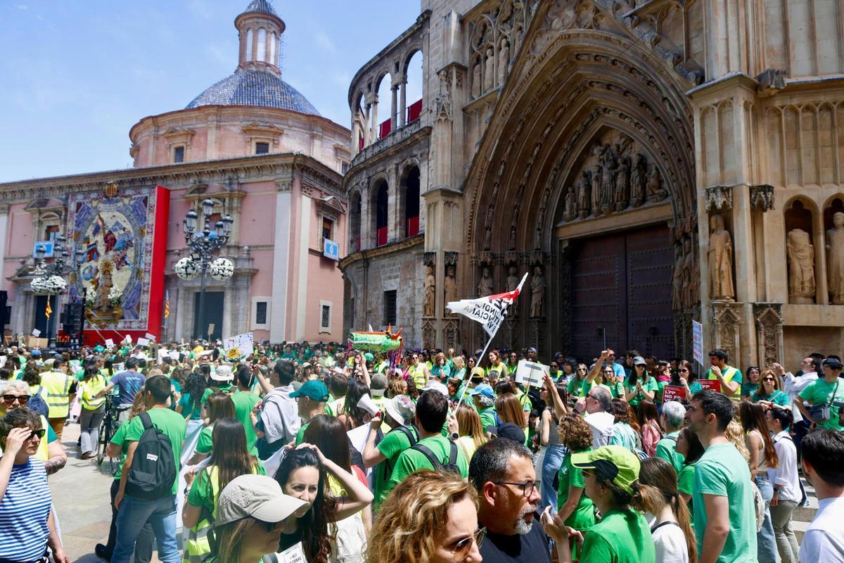 Así ha sido la marcha "histórica" de los profesores en València el día de la huelga
