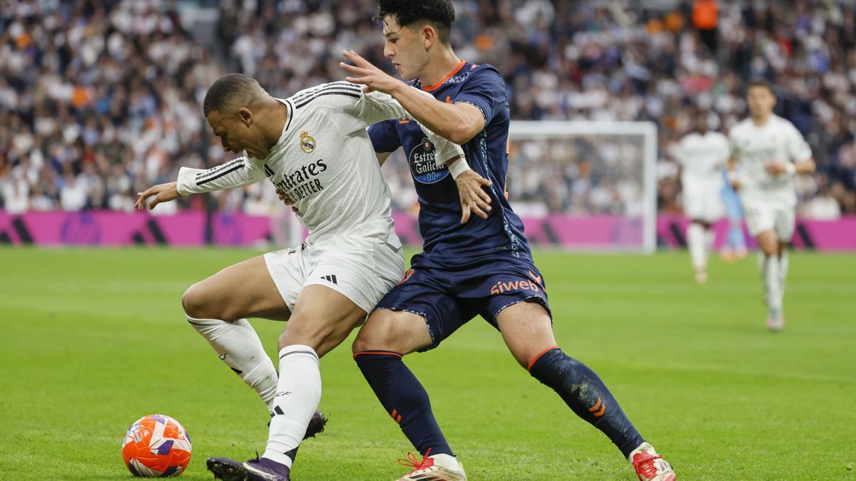Kylian Mbappé y Yoel Lago disputan el balón en el Real Madrid - Celta de LaLiga 2024/25