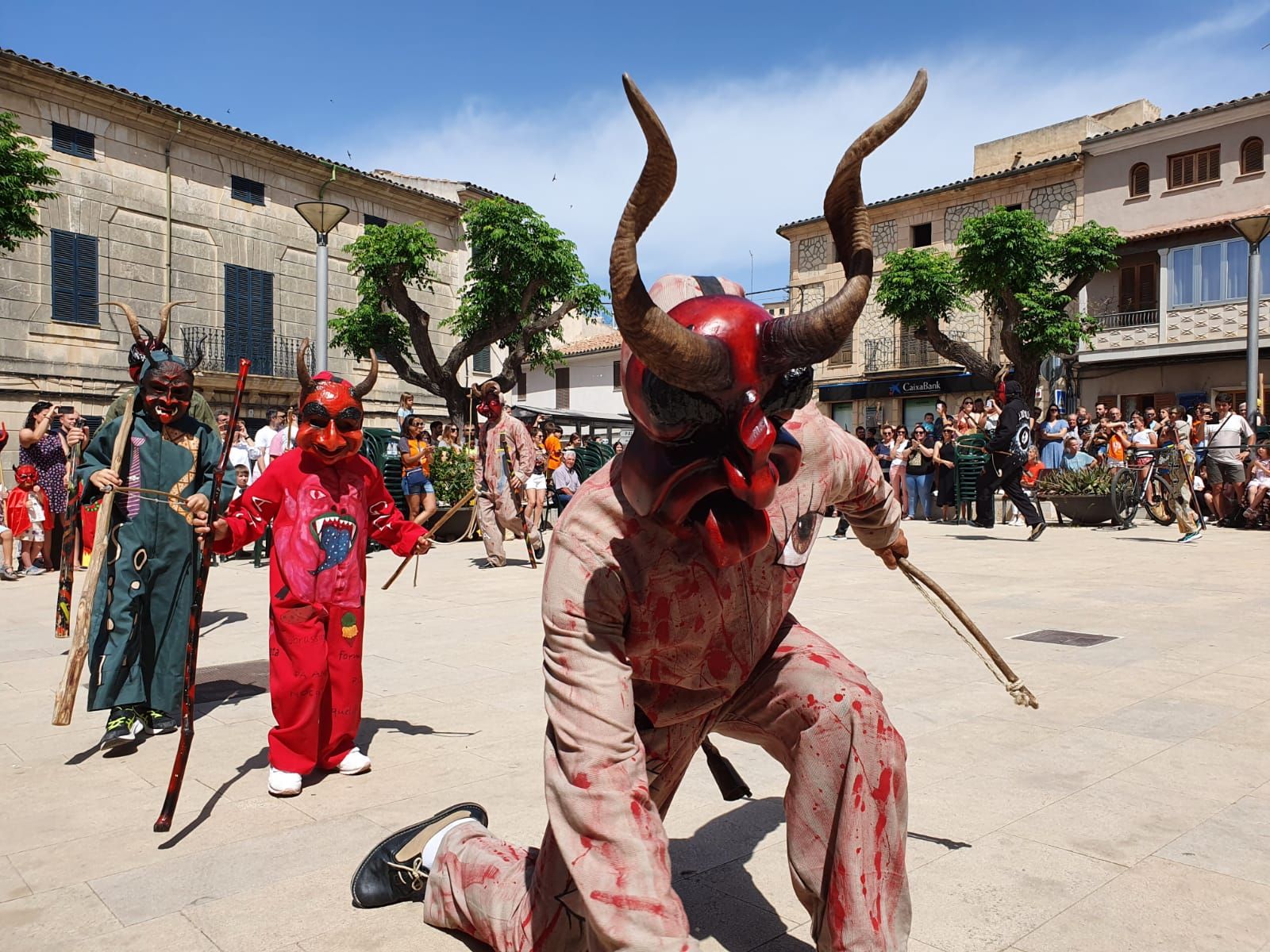 Tributo a Carles Costa en Sant Joan con una ‘trobada de dimonis’