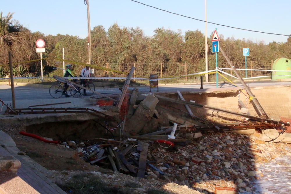 Las casas sufren derrumbes y el mar destruye porches y aceras y abre grandes socavones