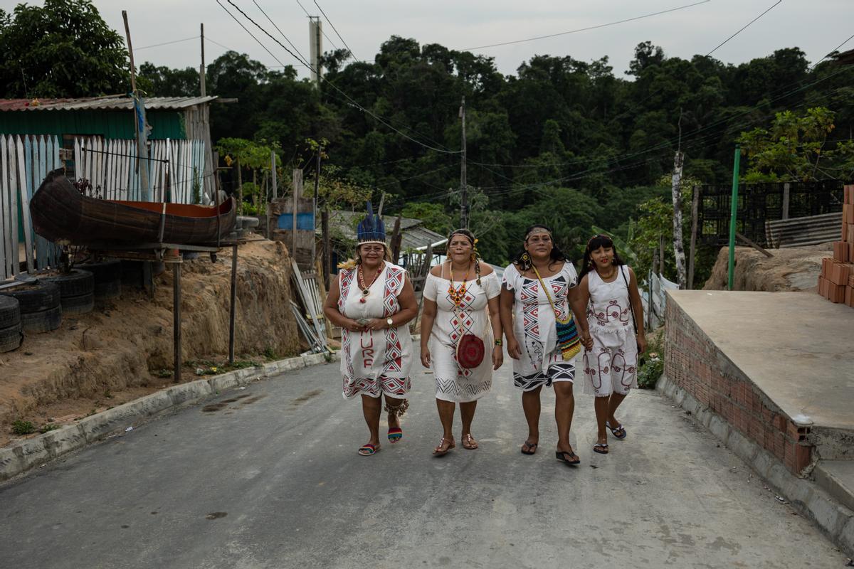 BRA25. MANAOS (BRASIL), 02/10/2022.- Aniclicia y Laura, (del pueblo Kokama, y la jefa Marta Mura, líder de la comunidad indígena Yawarité Ipixuna y su nieta Lauriane (que tiene 12 años y aún no vota), salen de comunidad rumbo a su puesto de votación durante la jornada de elecciones, hoy, en Manaos, Amazonas (Brasil). Los pobladores de la comunidad Yawarité Ipixuna debatieron colectivamente las demandas de los pueblos indígenas para decidir sus votos en estas elecciones. EFE/ Raphael Alves