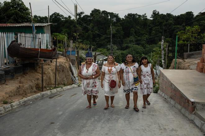 Indigenas de comunidad Yawarité Ipixuna durante las elecciones generales en Brasil