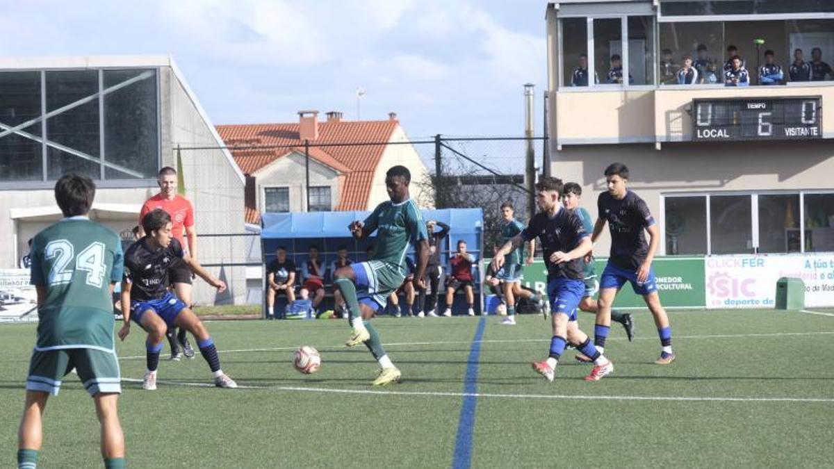 Un Compostela superior empató con el Estradense
