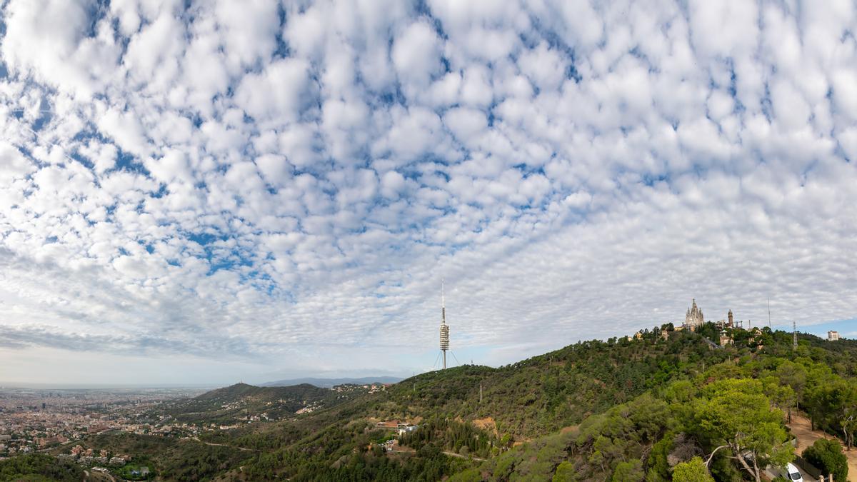 Cielo con ’cabretes’ sobre Barcelona, el 19 de septiembre del 2023 Cielo con ’cabretes’ sobre Barcelona, el 19 de septiembre del 2023