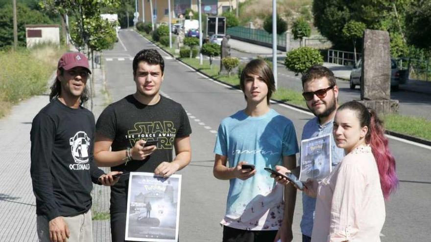 Organizadores de la &quot;Pokéquedada&quot;, ayer, en la avenida da Cultura de A Estrada. // Bernabé/Luismy