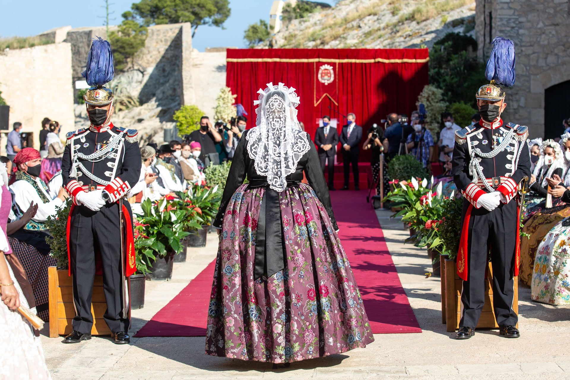 Hogueras de Alicante: El Ayuntamiento recibe a las 79 candidatas a Bellea del Foc