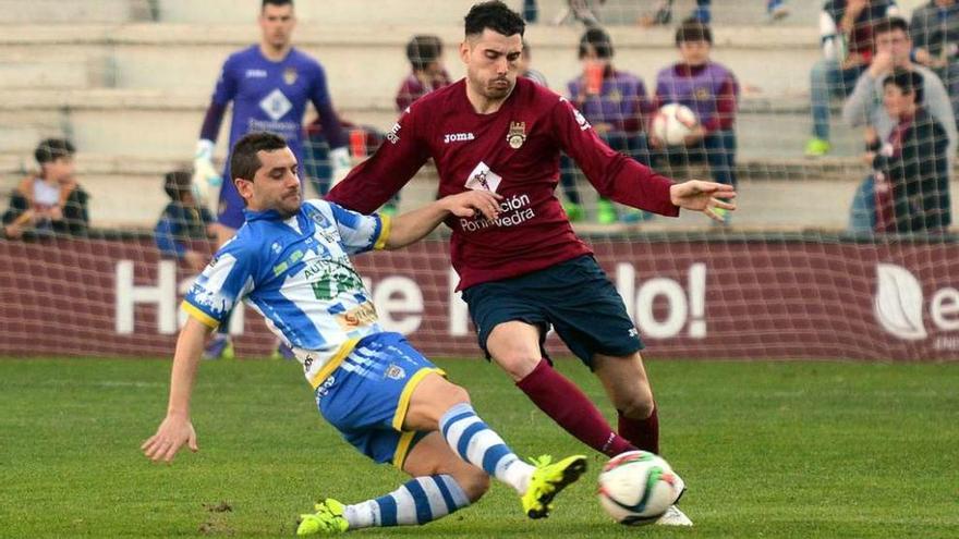 Gonzalo, en su regreso a Pasarón, trata de robarle el balón a Álex Fernández. // Rafa Vázquez