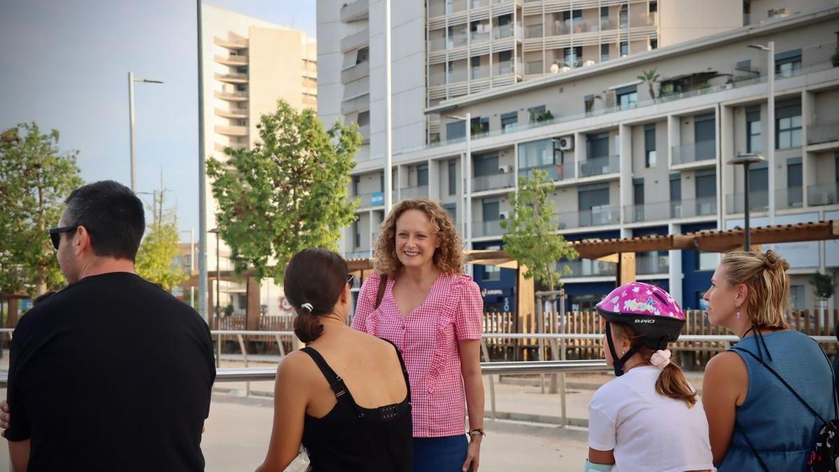 La alcaldesa Folgado en su visita a Parc Central.