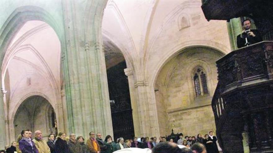 La ordenación de tres sacerdotes en la catedral de Oviedo en diciembre de 2010.