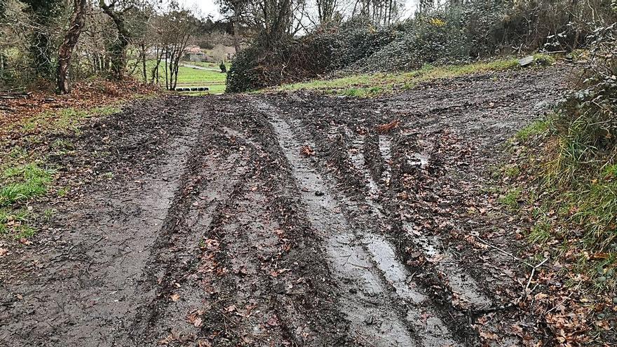 Daños de vehículos en pistas de Bermés y por tareas forestales en Brocos