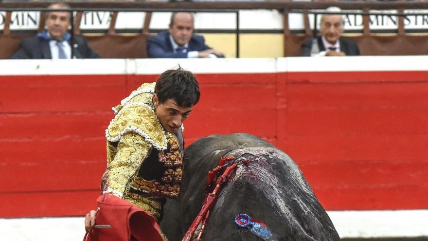 Paco Ureña da un pase a su segundo toro de la tarde.