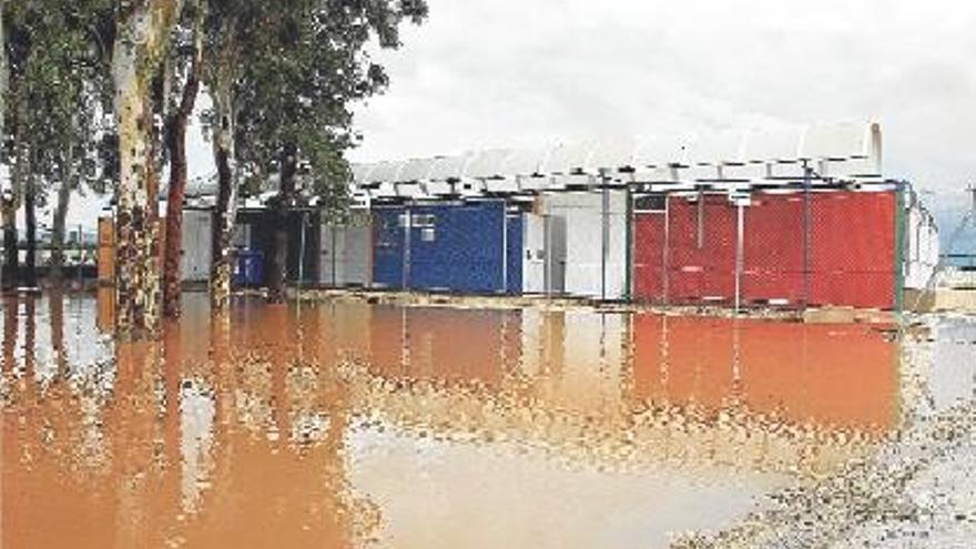 Foto de las aulas prefabricadas del colegio Benadressa inundadas tras las últimas lluvias.