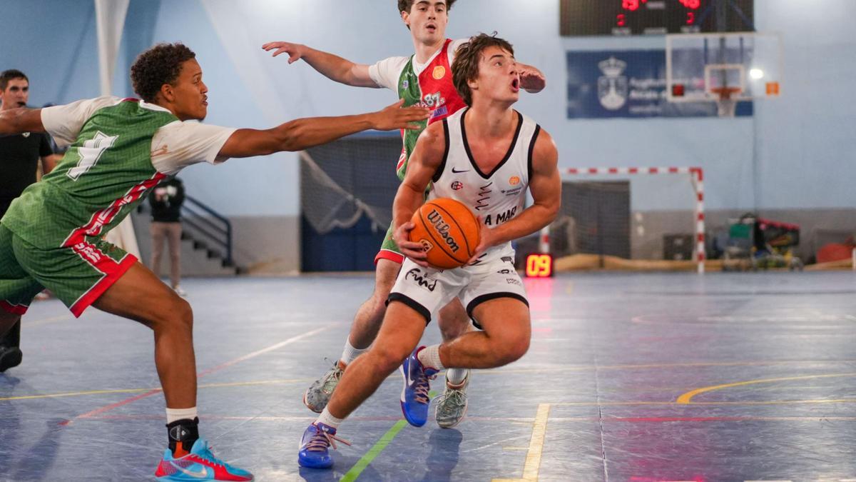 Pablo Osés, del Vítaly La Mar, busca aro ante dos jugadores de Alcalá.