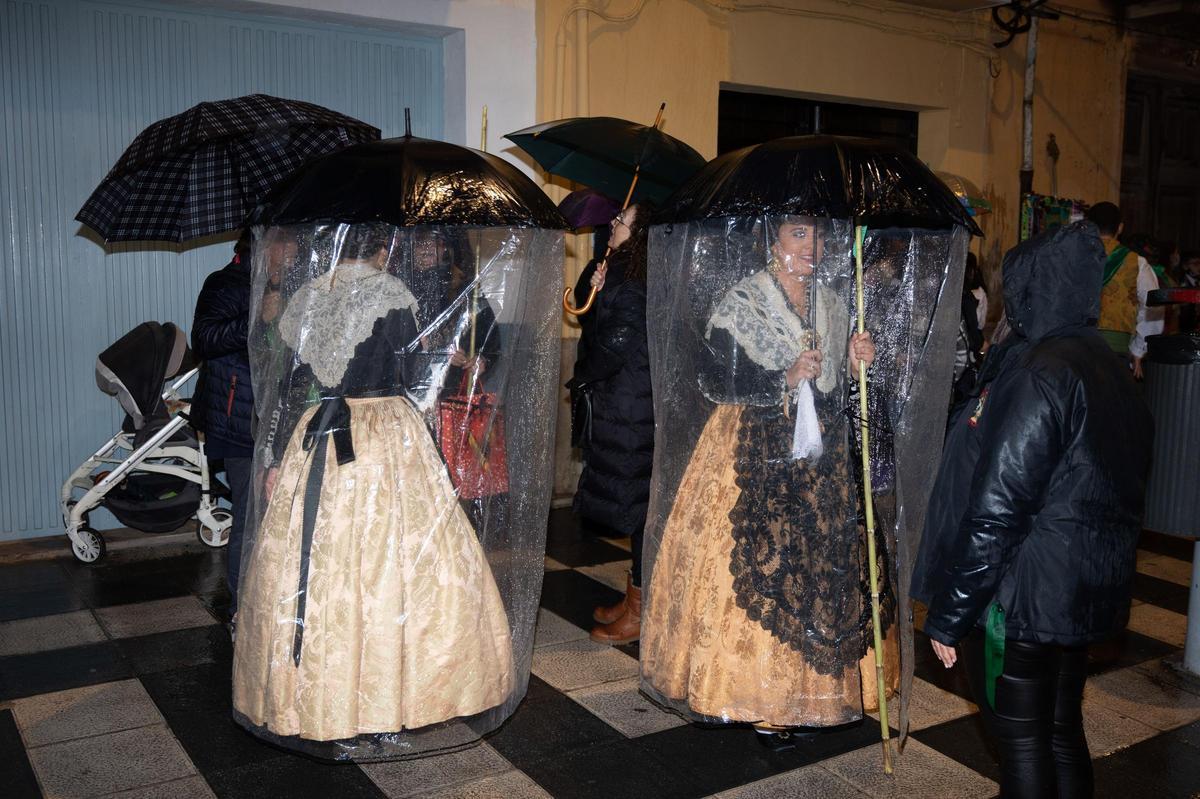 Castellonera se resguardan de la lluvia en el 2022.