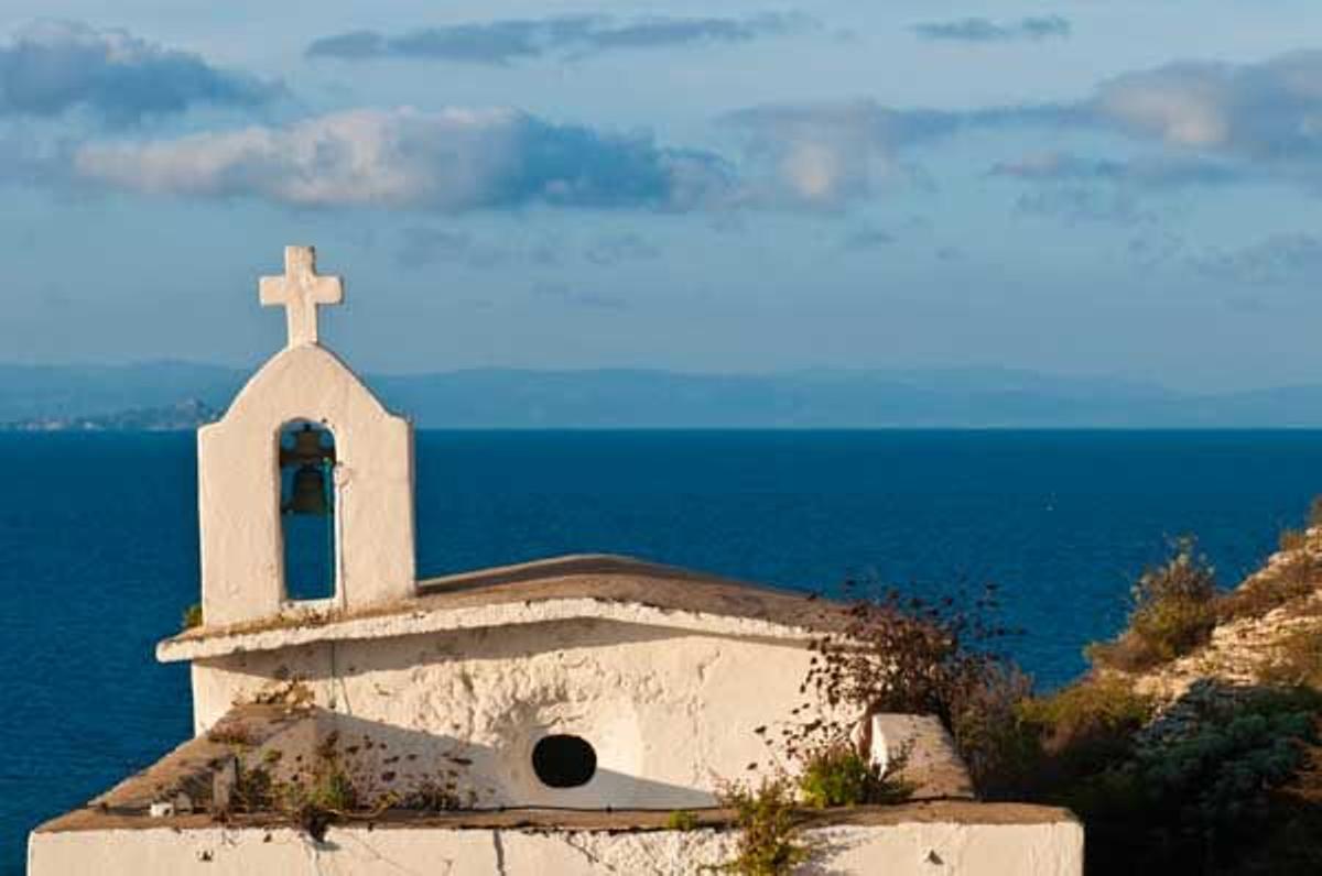Vista de una iglesia con vistas hacia el Mediterráneo en Bonifacio.