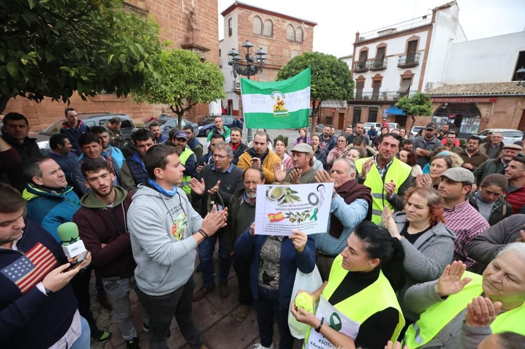 Agricultores cortan la autovía A-4 entre Montoro y Villa del Río